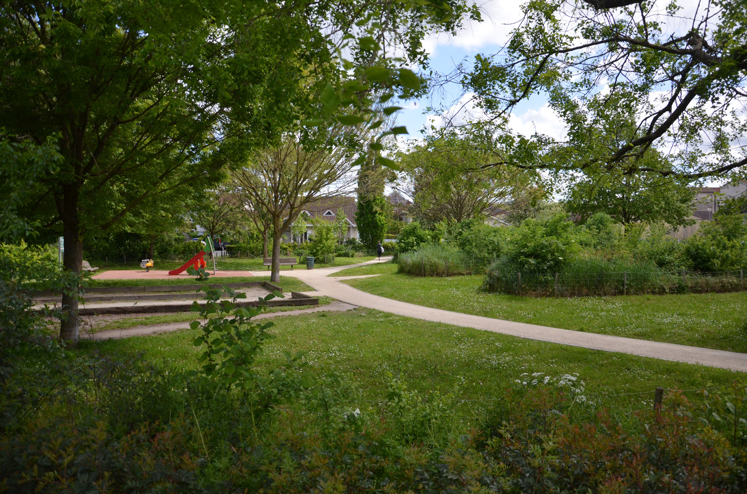 Vue du square Reignier végétalisé, notamment sur les pourtours, apportant davantage d'intimité