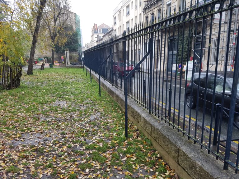 Vue du square Georges Mandel en 2021, avant les plantations menées par A+R Paysages