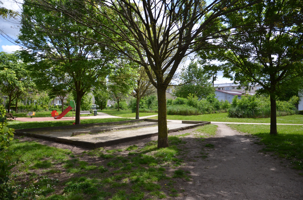 A l'ombre, sous les arbres du square Reignier, près de l'aire de jeu. Ne manque plus que les boules...